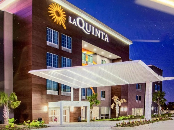 La Quinta Inn & Suites by Wyndham Baton Rouge - Port Allen image 1
