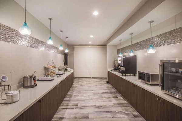 La Quinta Inn & Suites by Wyndham Baton Rouge - Port Allen image 10
