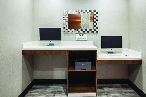 La Quinta Inn & Suites by Wyndham Baton Rouge - Port Allen image 2
