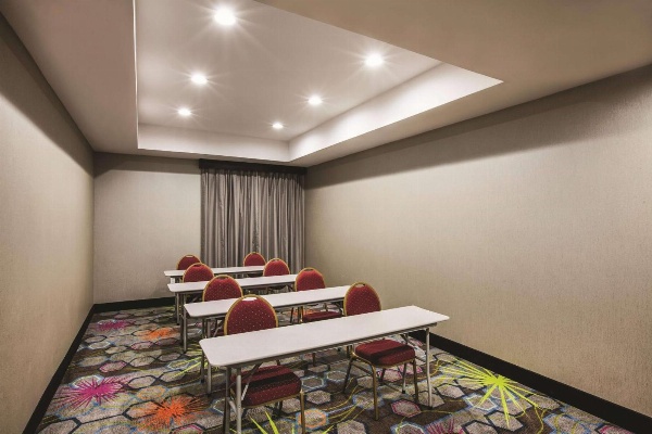La Quinta Inn & Suites by Wyndham Baton Rouge - Port Allen image 5